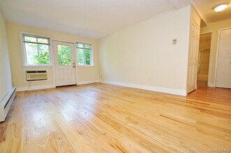 407 Woodland Hills Rd in White Plains, NY - Building Photo - Building Photo