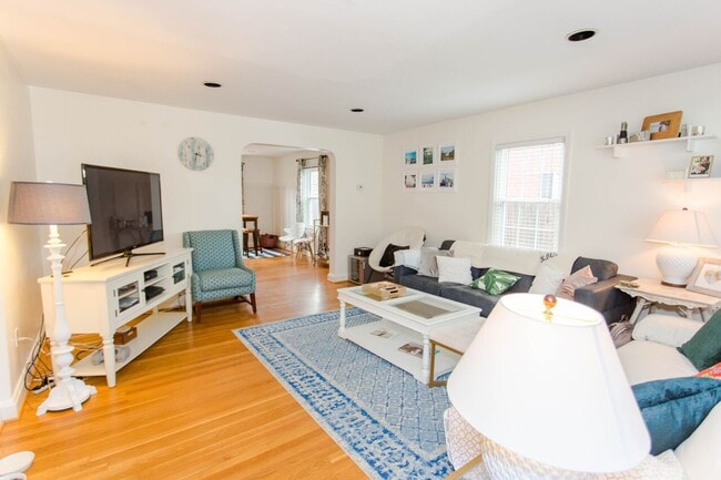 978 Radcliffe Rd in Towson, MD - Foto de edificio - Building Photo