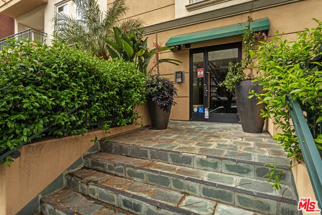 325 Arnaz Dr-Unit -203 in Los Angeles, CA - Building Photo - Building Photo