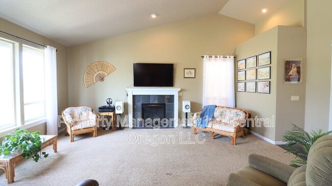 2143 NW Sterling Ave in Redmond, OR - Building Photo - Building Photo