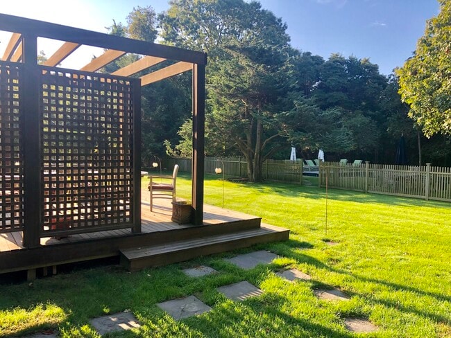 166 Hog Creek Rd in East Hampton, NY - Building Photo - Building Photo