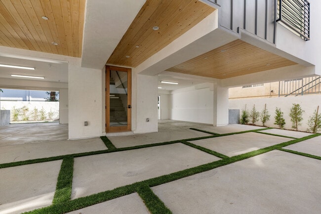 15330 Weddington St, Unit 1 in Sherman Oaks, CA - Foto de edificio - Building Photo