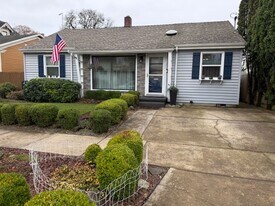 608 E Franklin St in Newberg, OR - Building Photo