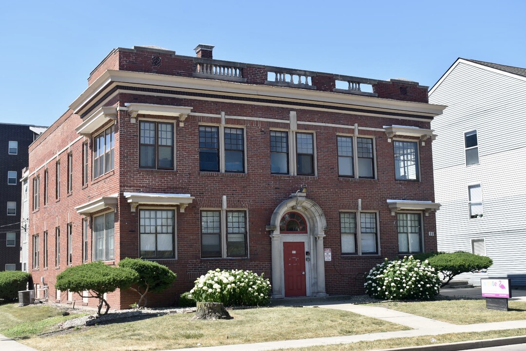 111 E Springfield Ave in Champaign, IL - Foto de edificio