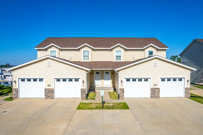 Council Square Townhomes in Cedar Rapids, IA - Building Photo - Building Photo