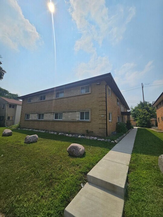 7825 W Hampton Ave in Milwaukee, WI - Building Photo