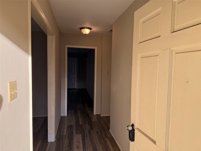 11735 N Willowdale Cir in Houston, TX - Building Photo - Building Photo