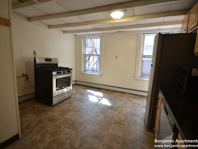 209 Cambridge St, Unit 6 in Boston, MA - Foto de edificio - Building Photo
