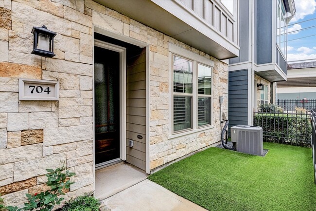 704 N Shepherd Dr in Houston, TX - Building Photo - Building Photo