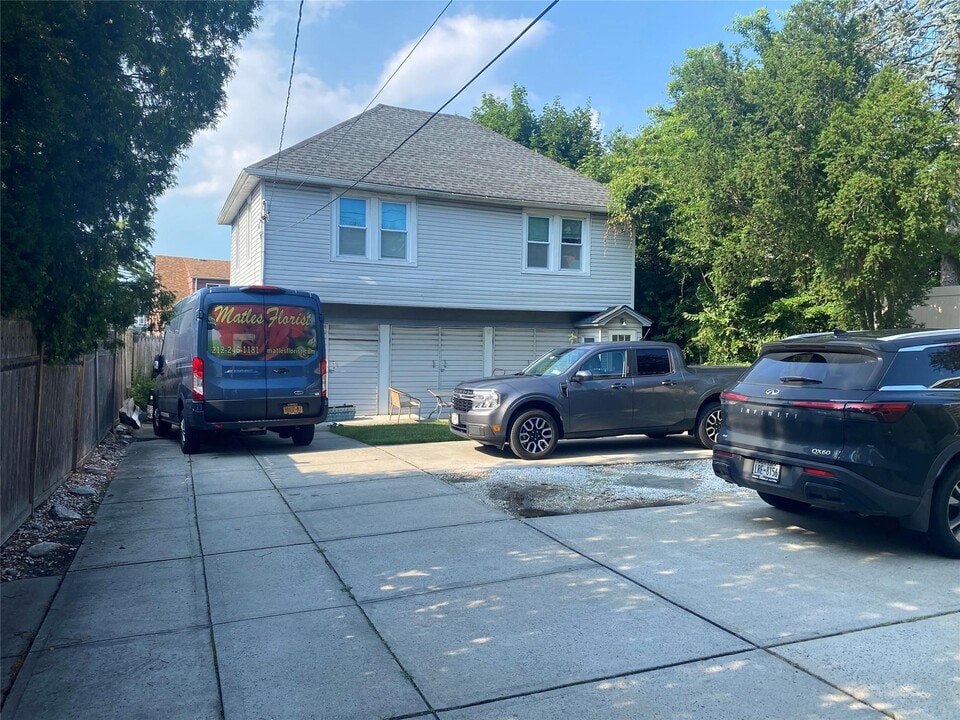 122 Combs Ave in Woodmere, NY - Building Photo