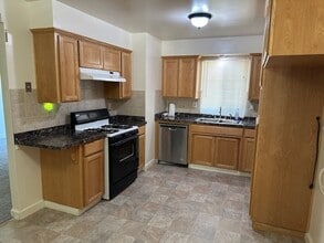 1321 Woodside Dr in Modesto, CA - Building Photo - Building Photo