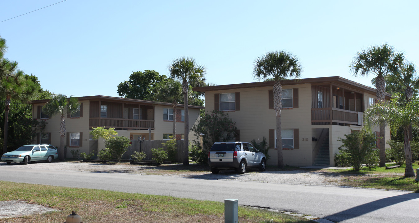 210 10th St N in Jacksonville Beach, FL - Foto de edificio