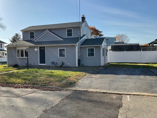 12 E Bishop St in Waterford, CT - Building Photo - Building Photo