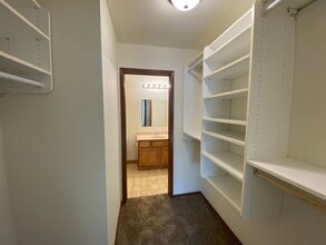 6030 W Calumet Rd in Milwaukee, WI - Building Photo - Building Photo