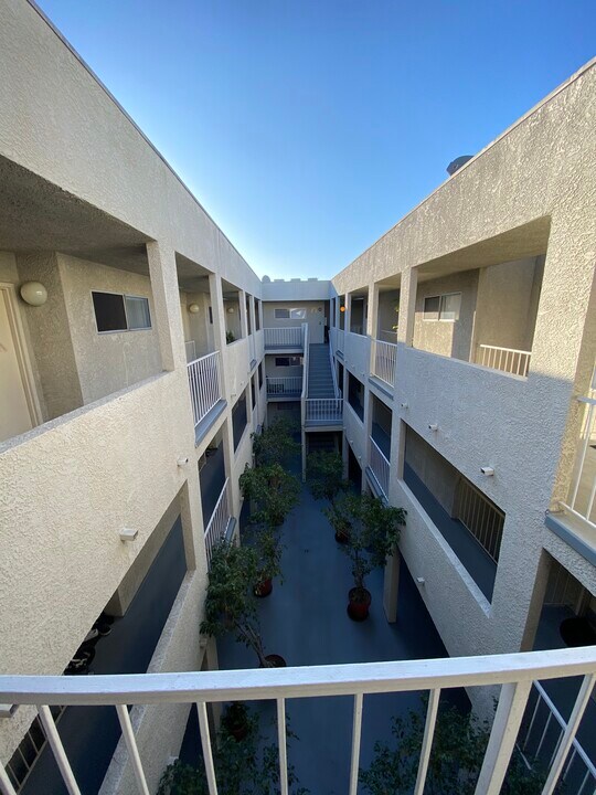 843 Irolo St, Unit 206 in Los Angeles, CA - Building Photo