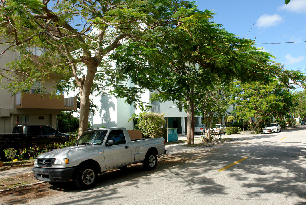 Vizcaya Grove Apartments in Miami, FL - Building Photo