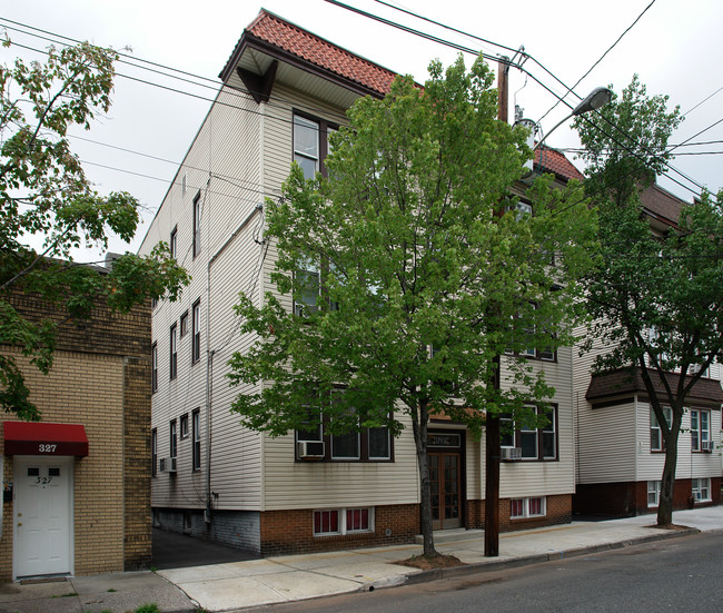 329-331 Elm St in Kearny, NJ - Foto de edificio - Building Photo