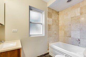 Brummel 623-631 Evanston in Evanston, IL - Building Photo - Interior Photo