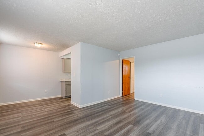 209 N Woodland Dr in Radcliff, KY - Building Photo - Building Photo