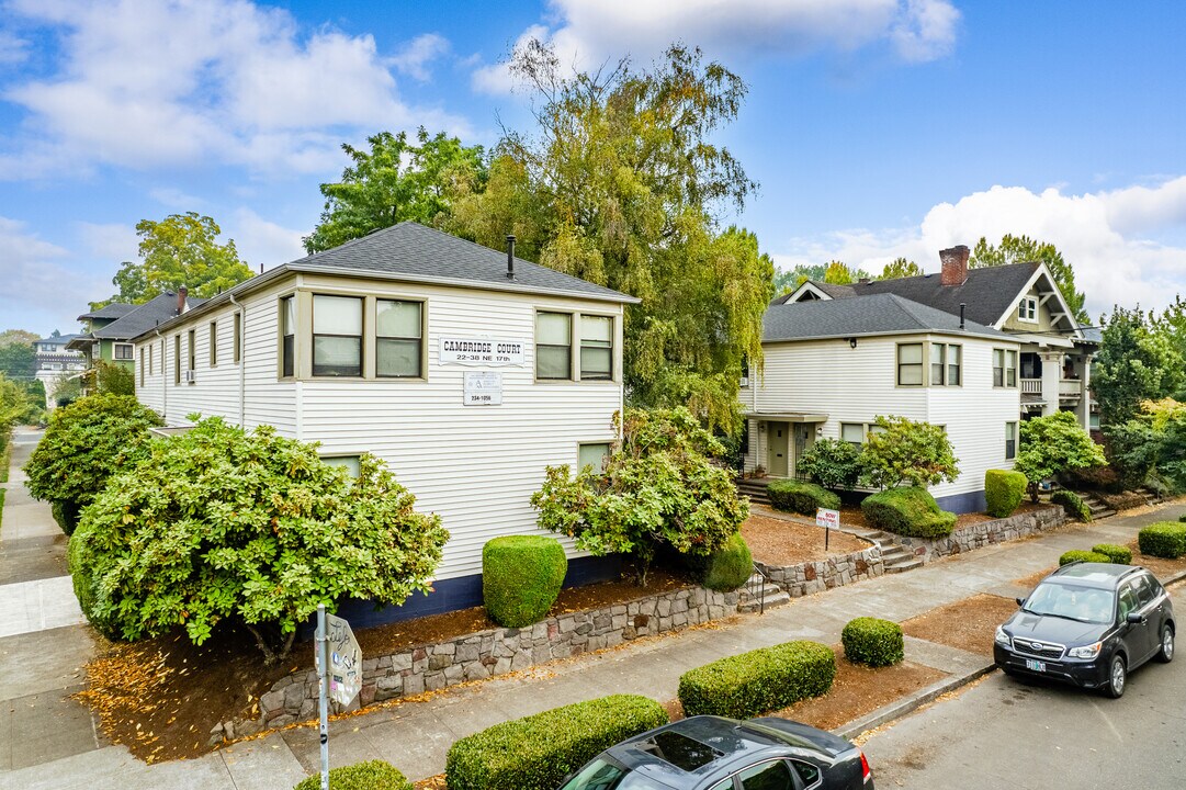Cambridge Court in Portland, OR - Building Photo