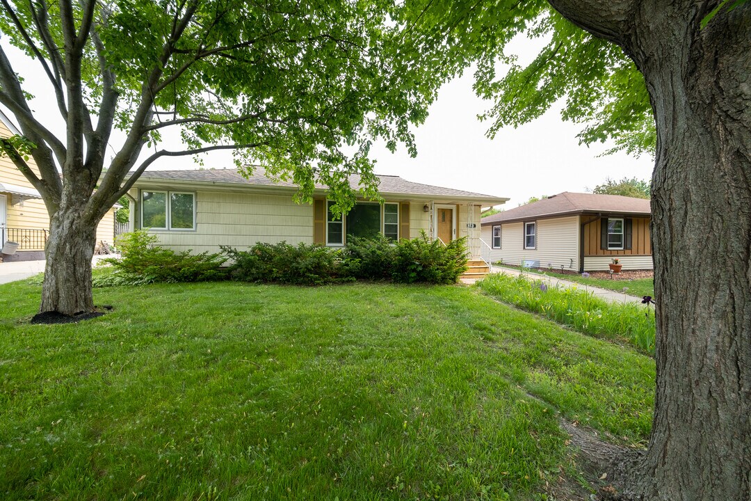 4721 Chatham Rd in Columbia Heights, MN - Foto de edificio