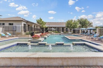 Residences at the Collection in Carrollton, TX - Foto de edificio - Building Photo