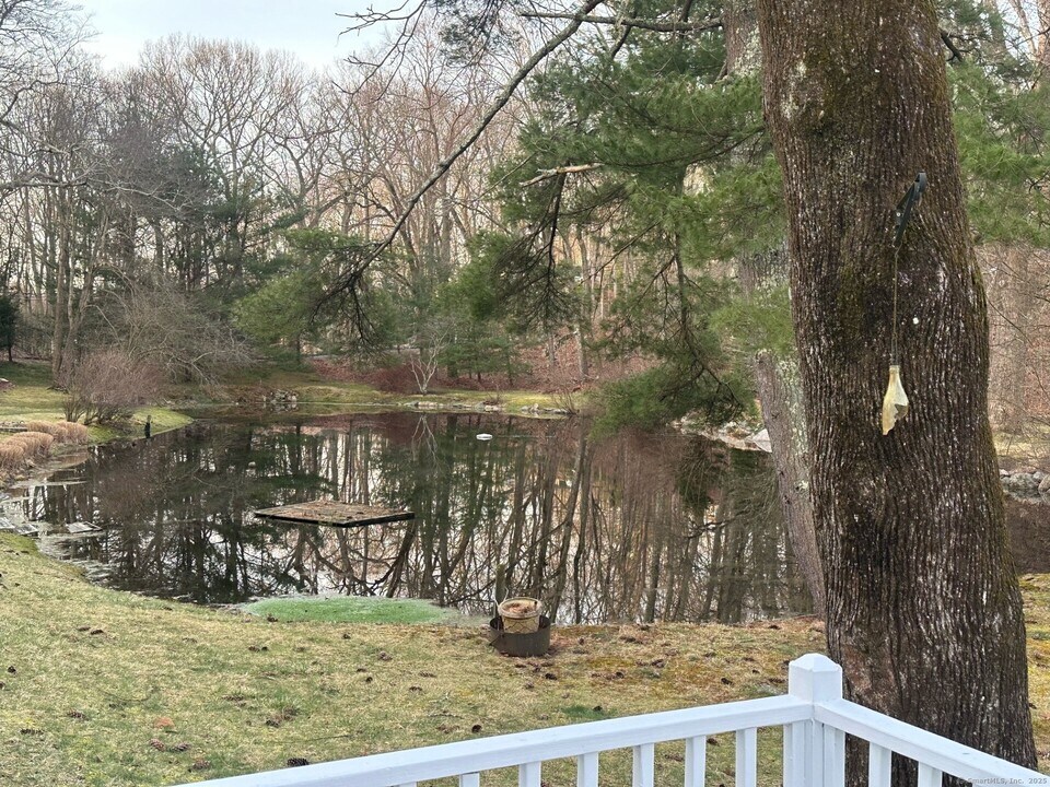 560.5 Rock Rimmon Rd in Stamford, CT - Building Photo
