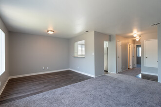 Riverbank Apartments in Stockton, CA - Building Photo - Interior Photo