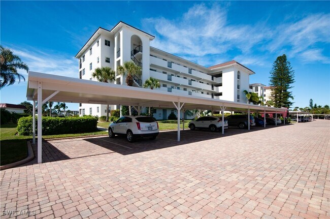 29 High Point Cir E in Naples, FL - Foto de edificio - Building Photo