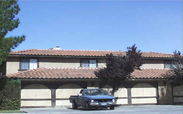 1815 W Avenue J-15 in Lancaster, CA - Building Photo