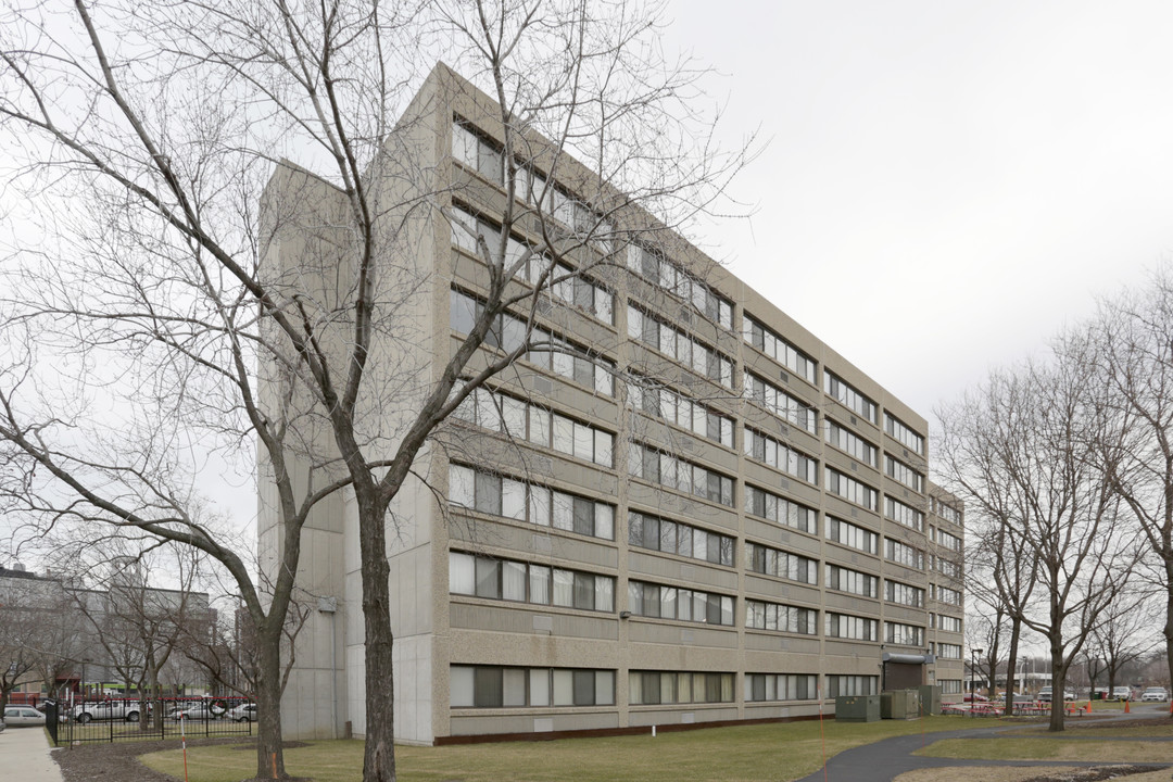 Academy Square Apartments in Chicago, IL - Building Photo