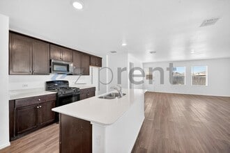 900 Wildflower St in Ennis, TX - Building Photo - Building Photo