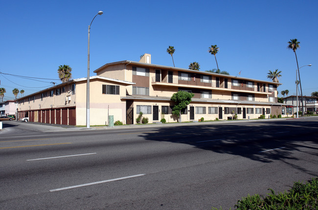 Joan Elaine Apartments in Inglewood, CA - Foto de edificio - Building Photo