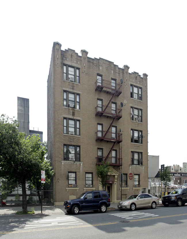 2444 Valentine Ave in Bronx, NY - Building Photo - Building Photo