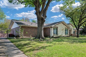 3643 Mid Pnes Dr in Dallas, TX - Foto de edificio - Building Photo