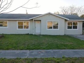 107 Bedford Dr in Fort Pierce, FL - Building Photo