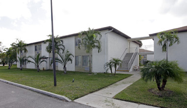 Wedgewood Apartments in West Palm Beach, FL - Building Photo - Building Photo