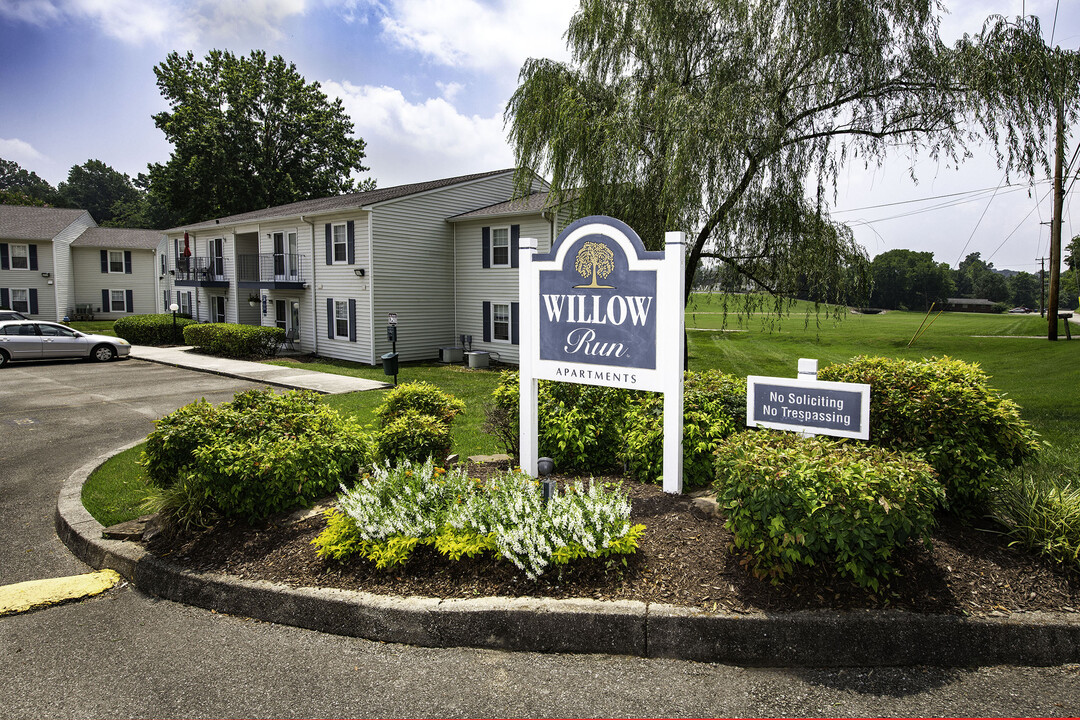 Willow Run Apartments in Clinton, TN - Building Photo