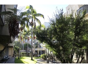 Park Glenview Apartments in Oakland, CA - Foto de edificio - Building Photo