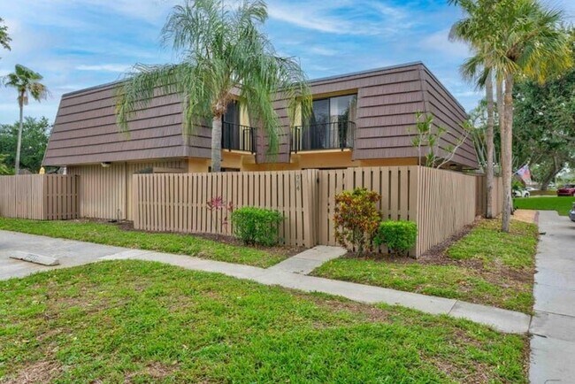 904 9th Ct in Palm Beach Gardens, FL - Building Photo - Building Photo