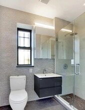 200 Stanton St, Unit A in New York, NY - Building Photo - Building Photo