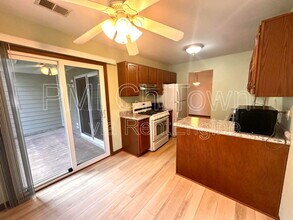 225 Charleston Ct in Schaumburg, IL - Building Photo - Building Photo