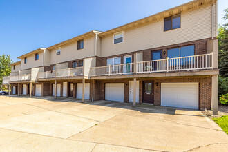 Willowood Village Apartments & Townhomes in Erie, PA - Building Photo - Building Photo