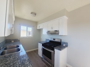 8720 Orion Ave, Unit 26 in Los Angeles, CA - Foto de edificio - Building Photo