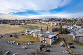 Huntsgate Place in Calgary, AB - Building Photo - Building Photo