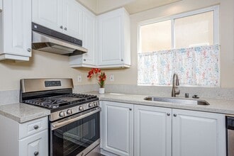 77 St James in Irvine, CA - Building Photo - Building Photo