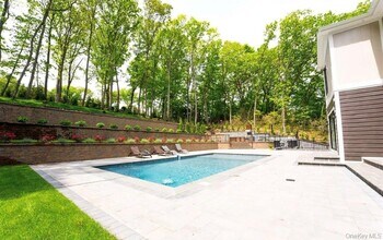 156 Sugar Toms Ln in East Norwich, NY - Building Photo - Building Photo