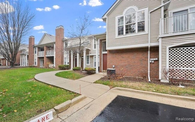 5472 Pine Aires Dr in Sterling Heights, MI - Building Photo - Building Photo