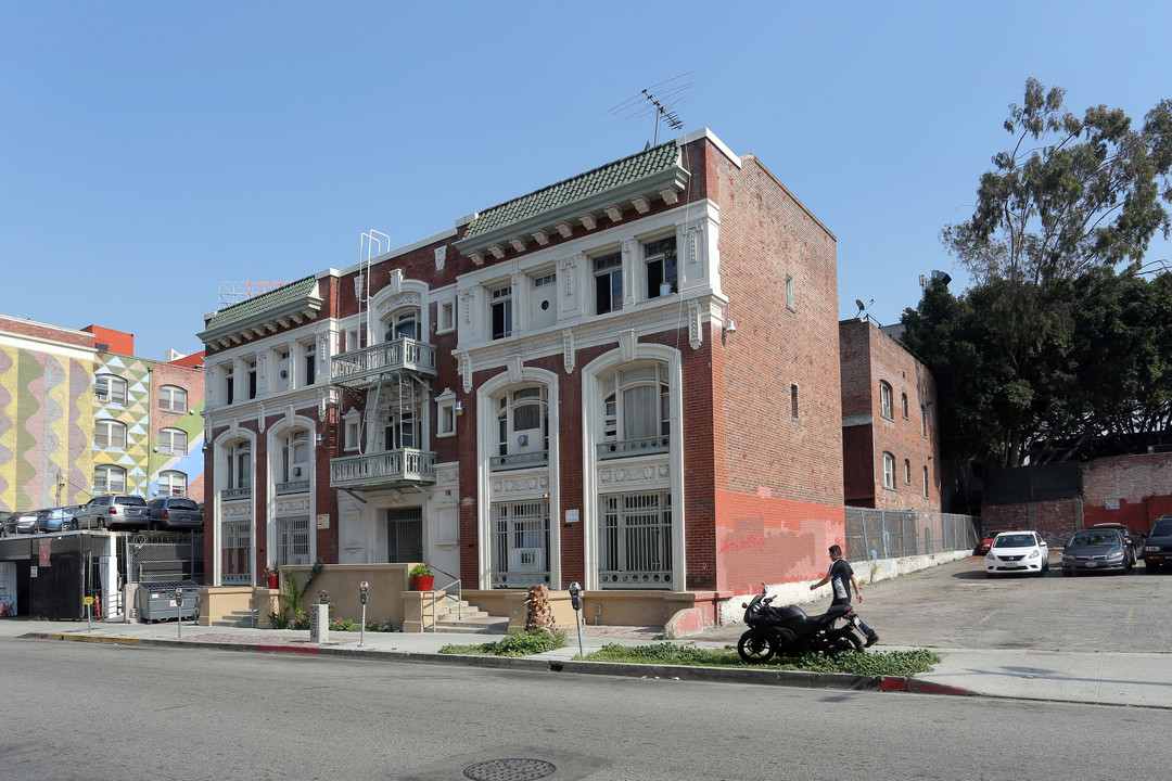 Coronado Apartments in Los Angeles, CA - Building Photo