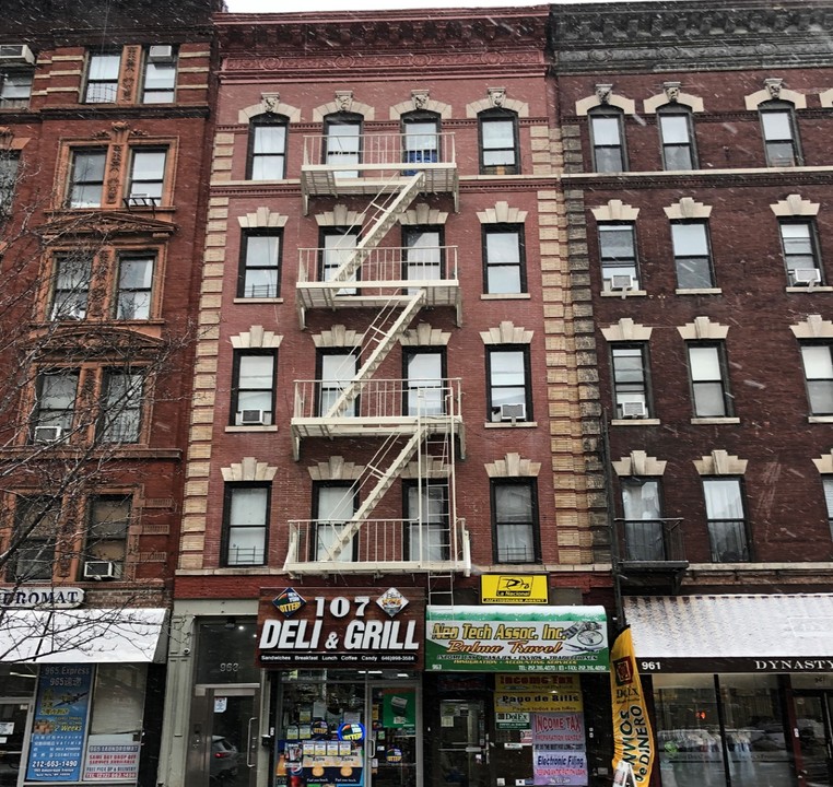 963 Amsterdam Ave in New York, NY - Building Photo